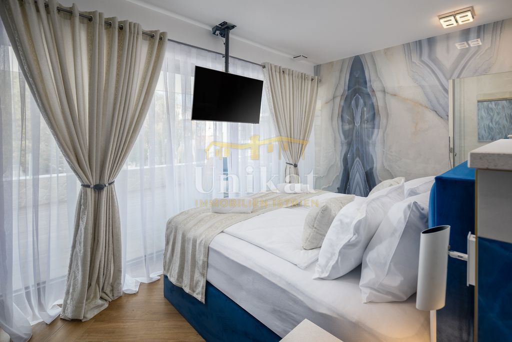 Nova moderna vila samo 400 metrov od morja